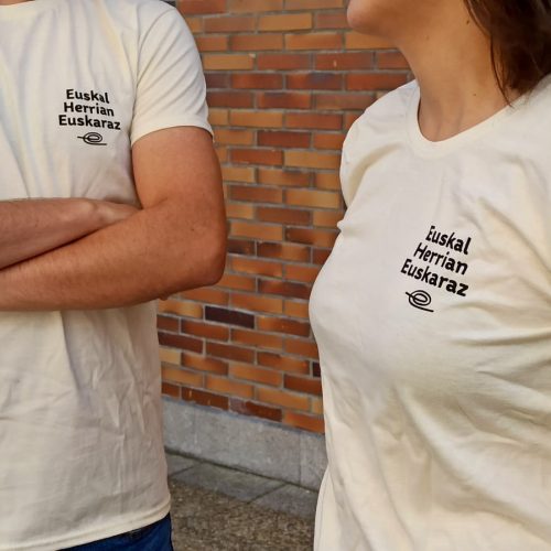 EUSKAL HERRIAN  EUSKARAZ helduen kamiseta naturala